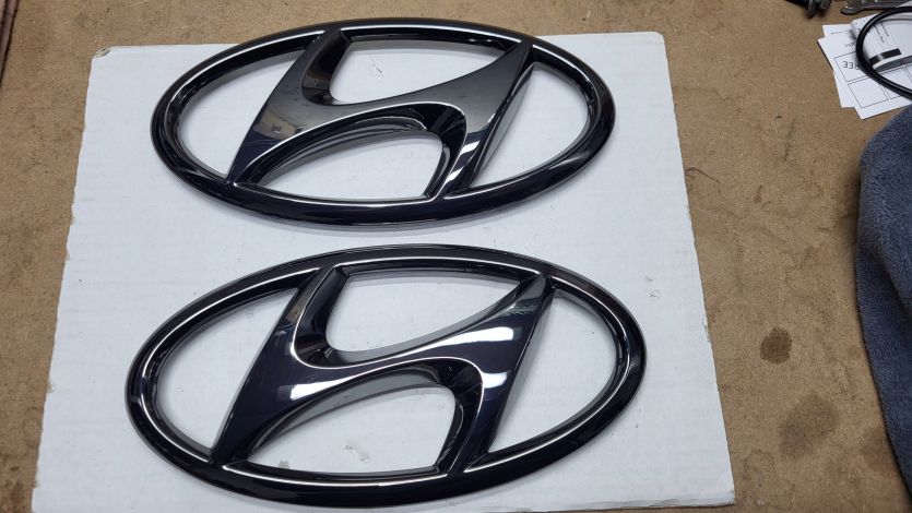 Znaczek Emblemat Logo PRZÓD Grill Hyundai Tucson IV Ciemny CHROM 86300N9010