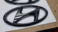 Znaczek Emblemat Logo PRZÓD Grill Hyundai Tucson IV Ciemny CHROM 86300N9010