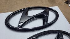 Znaczek Emblemat Logo PRZÓD Grill Hyundai Tucson IV Ciemny CHROM 86300N9010