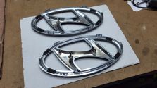 Znaczek Emblemat Logo PRZÓD Grill Hyundai Tucson IV Ciemny CHROM 86300N9010