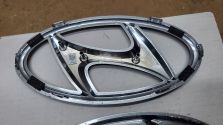 Znaczek Emblemat Logo PRZÓD Grill Hyundai Tucson IV Ciemny CHROM 86300N9010