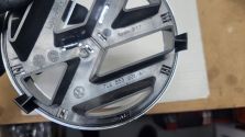 Emblemat Znaczek Logo VW PRZÓD do Atrapy GRILLA Touareg 7L6 LIFT 7L6853601A
