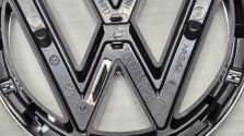 Emblemat Znaczek Logo w Grill VW Volkswagen Touran II Caddy Passat B7