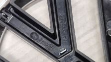 Emblemat Znaczek Logo w Grill VW Volkswagen Touran II Caddy Passat B7