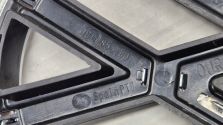 Emblemat Znaczek Logo w Grill VW Volkswagen Touran II Caddy Passat B7