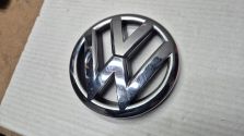 Emblemat Znaczek Logo w Grill VW Volkswagen Polo 6R V 2009- OE 6R0853600A