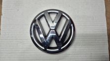Emblemat Znaczek Logo w Grill VW Volkswagen Polo 6R V 2009- OE 6R0853600A