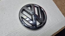Emblemat Znaczek Logo w Grill VW Volkswagen Polo 6R V 2009- OE 6R0853600A