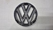 Emblemat Znaczek Logo w Grill VW Volkswagen Polo 6R V 2009- OE 6R0853600A