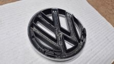 Emblemat Znaczek Logo w Grill VW Volkswagen Polo 6R V 2009- OE 6R0853600A