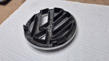 Emblemat Znaczek Logo w Grill VW Volkswagen Polo 6R V 2009- OE 6R0853600A