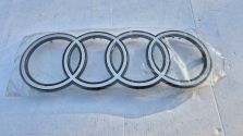 Emblemat Znaczek Logo AUDI Atrapy GRILLA Q7 2024- BIAŁY OE 4M0853605 A/B